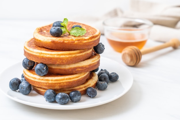 Pfannkuchen mit frischen Blaubeeren