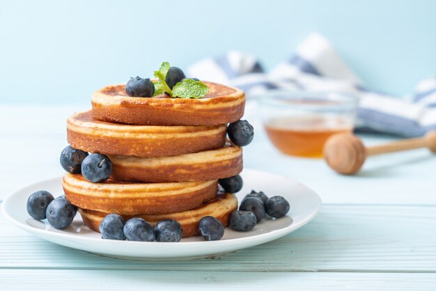 Pfannkuchen mit frischen Blaubeeren