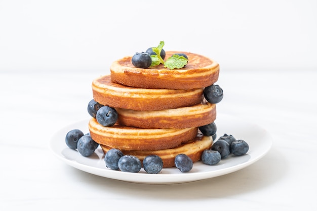 Pfannkuchen mit frischen Blaubeeren