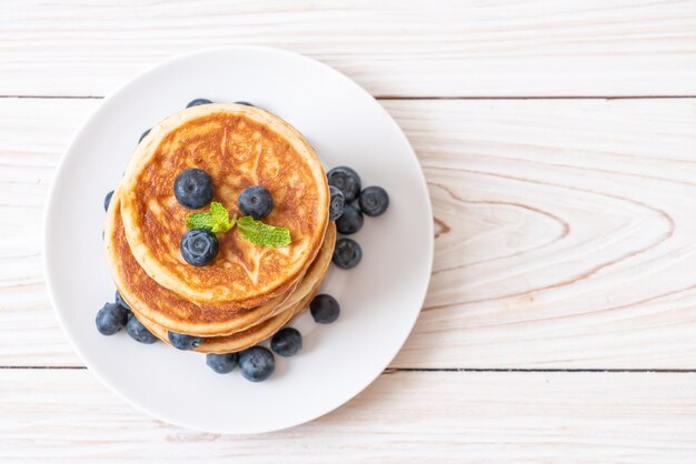 Pfannkuchen mit frischen Blaubeeren