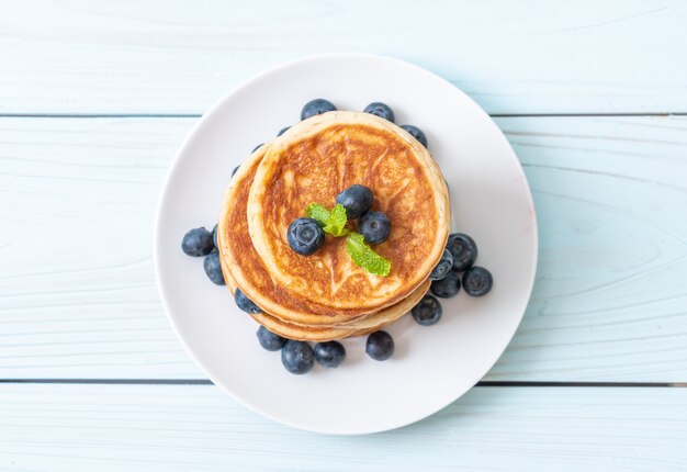 Pfannkuchen mit frischen Blaubeeren