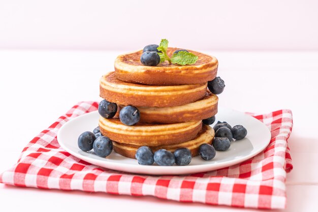 Pfannkuchen mit frischen Blaubeeren