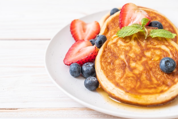 Pfannkuchen mit frischen Blaubeeren