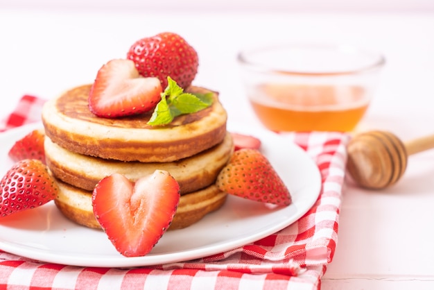 Pfannkuchen mit frischen Erdbeeren