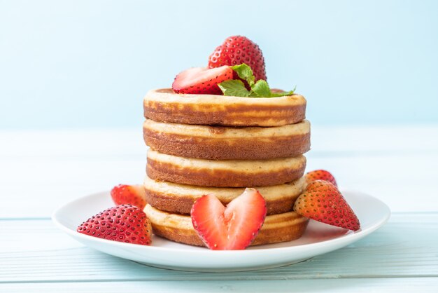 Pfannkuchen mit frischen Erdbeeren