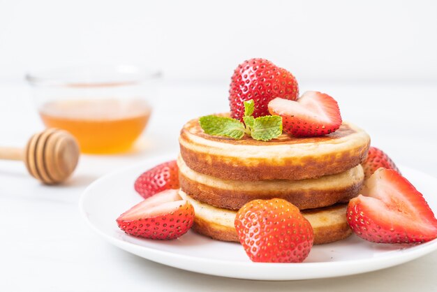 Pfannkuchen mit frischen Erdbeeren