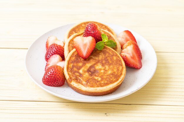 Pfannkuchen mit frischen Erdbeeren