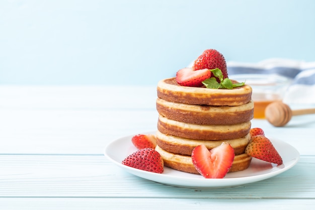 Pfannkuchen mit frischen Erdbeeren