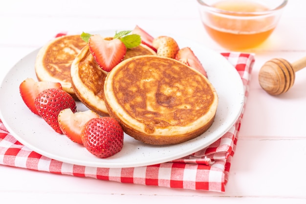 Pfannkuchen mit frischen Erdbeeren