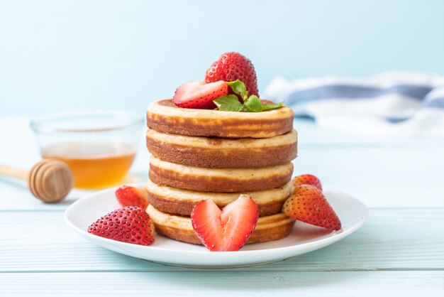 Pfannkuchen mit frischen Erdbeeren