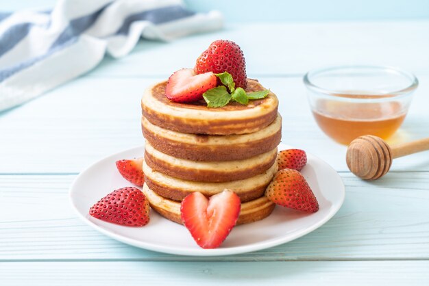 Pfannkuchen mit frischen Erdbeeren