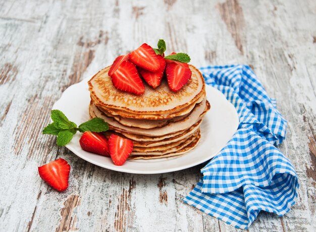 Pfannkuchen mit frischen Erdbeeren