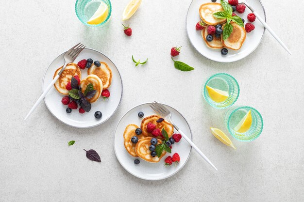 Pfannkuchen mit frischen Heidelbeeren und Himbeeren serviert für ein gesundes vegetarisches Frühstück