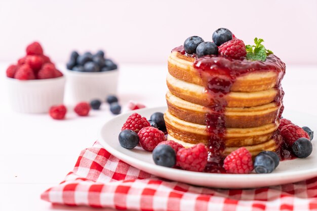 Pfannkuchen mit frischen Himbeeren und Blaubeeren