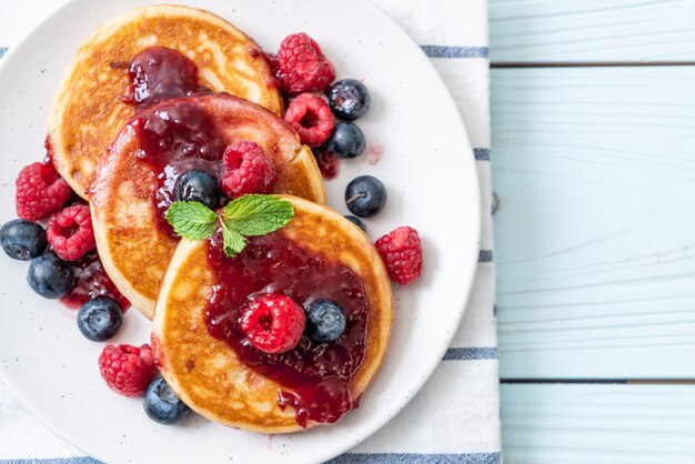 Pfannkuchen mit frischen Himbeeren und Blaubeeren