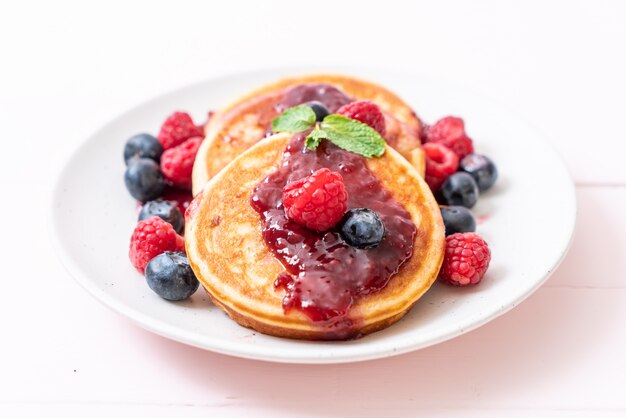 Pfannkuchen mit frischen Himbeeren und Blaubeeren