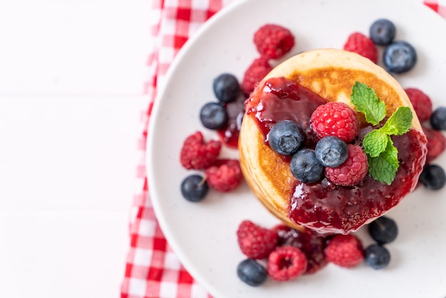 Pfannkuchen mit frischen Himbeeren und Blaubeeren