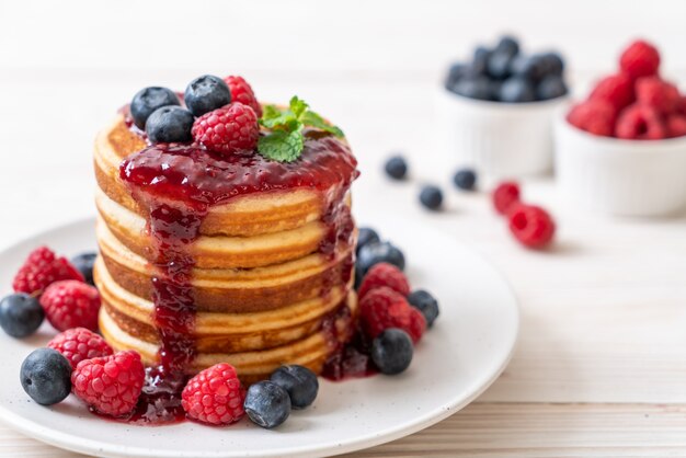 Pfannkuchen mit frischen Himbeeren und Blaubeeren