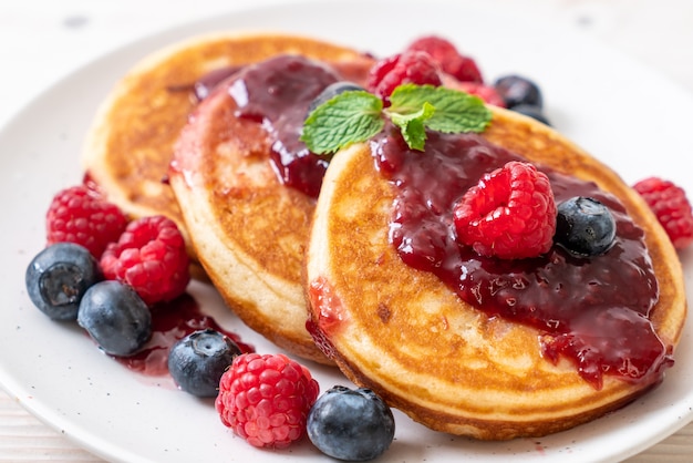 Pfannkuchen mit frischen Himbeeren und Blaubeeren