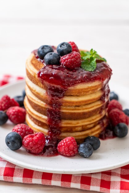 Pfannkuchen mit frischen Himbeeren und Blaubeeren