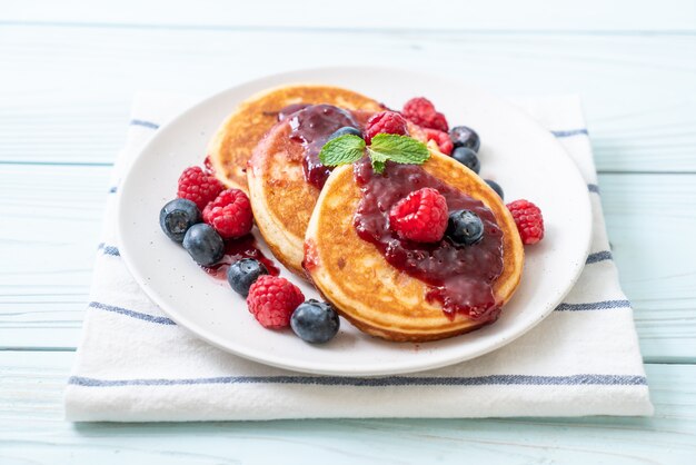 Pfannkuchen mit frischen Himbeeren und Blaubeeren