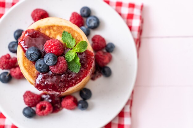 Pfannkuchen mit frischen Himbeeren und Blaubeeren