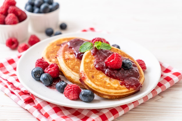 Pfannkuchen mit frischen Himbeeren und Blaubeeren