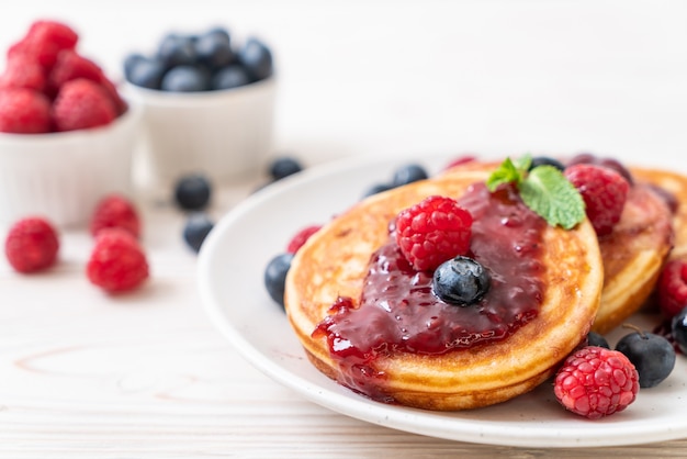 Pfannkuchen mit frischen Himbeeren und Blaubeeren