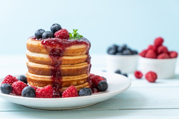 Pfannkuchen mit frischen Himbeeren und Heidelbeeren