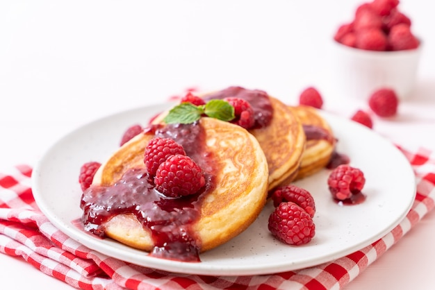 Pfannkuchen mit frischen Himbeeren und Himbeersauce