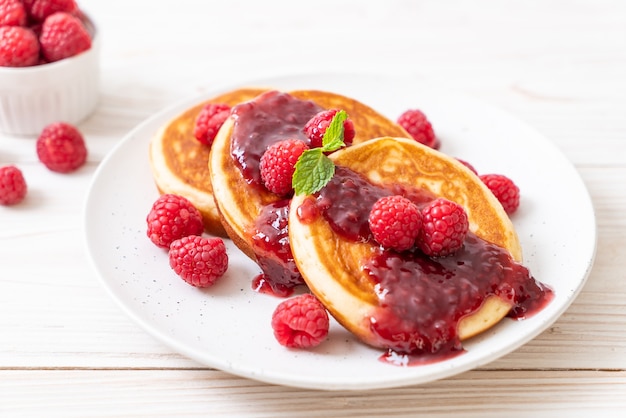 Pfannkuchen mit frischen Himbeeren und Himbeersauce