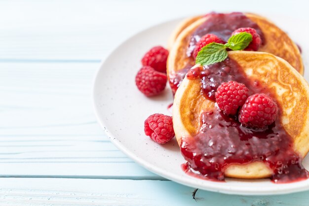 Pfannkuchen mit frischen Himbeeren und Himbeersauce