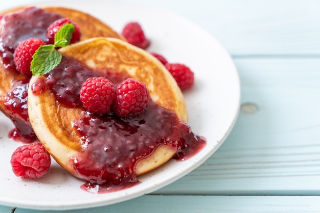 Pfannkuchen mit frischen Himbeeren und Himbeersauce