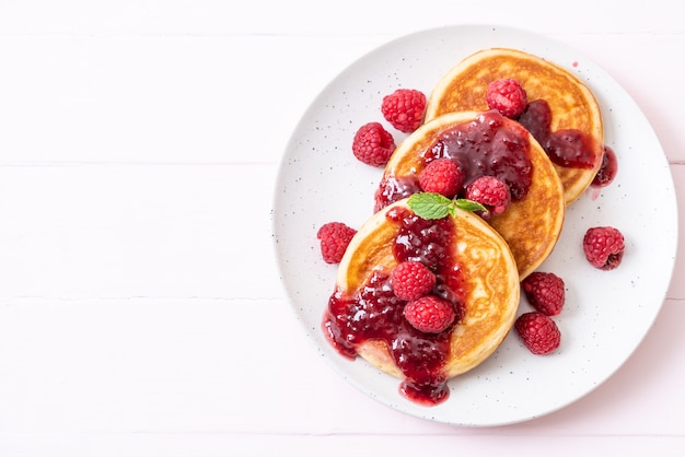 Pfannkuchen mit frischen Himbeeren und Himbeersauce