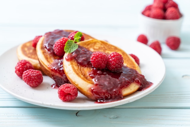 Pfannkuchen mit frischen Himbeeren und Himbeersauce