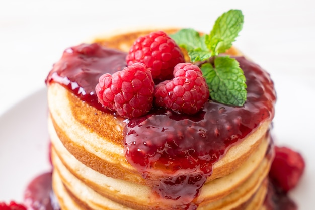 Pfannkuchen mit frischen Himbeeren