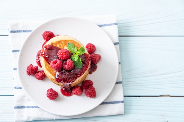 Pfannkuchen mit frischen Himbeeren