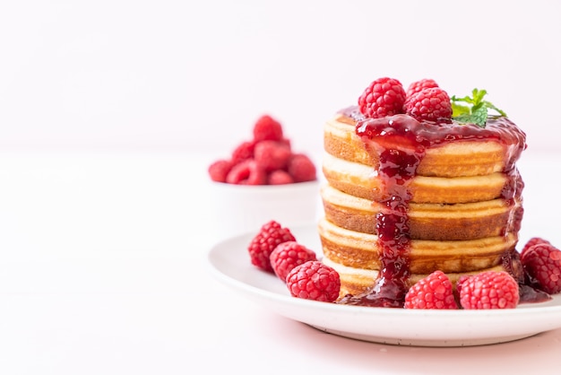 Pfannkuchen mit frischen Himbeeren