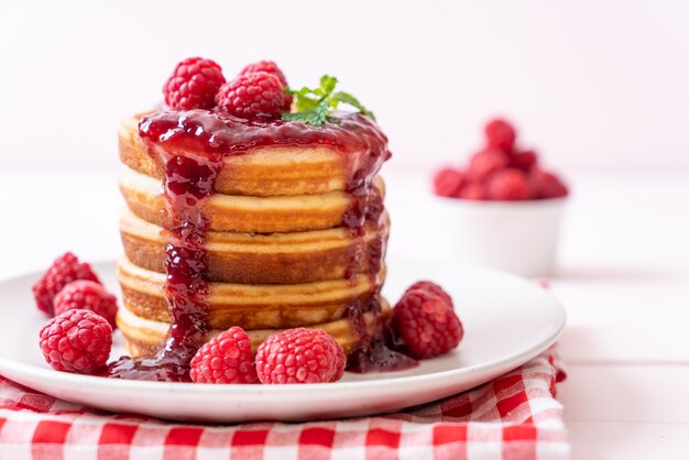 Pfannkuchen mit frischen Himbeeren