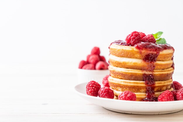 Pfannkuchen mit frischen Himbeeren