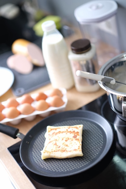 Pfannkuchen mit Füllung liegt in einer Pfanne