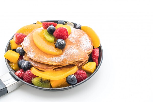 Pfannkuchen mit gemischten Früchten (Erdbeere, Blaubeeren, Himbeeren, Mango, Kiwi)