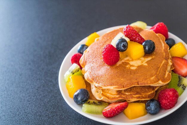 Pfannkuchen mit gemischten Früchten