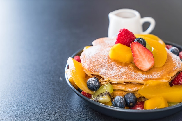 Pfannkuchen mit gemischten Früchten