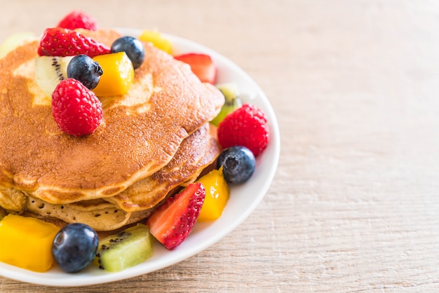 Pfannkuchen mit gemischten Früchten