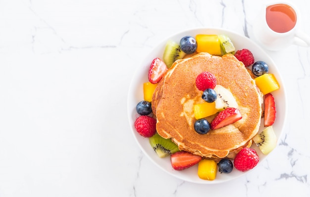 Pfannkuchen mit gemischten Früchten