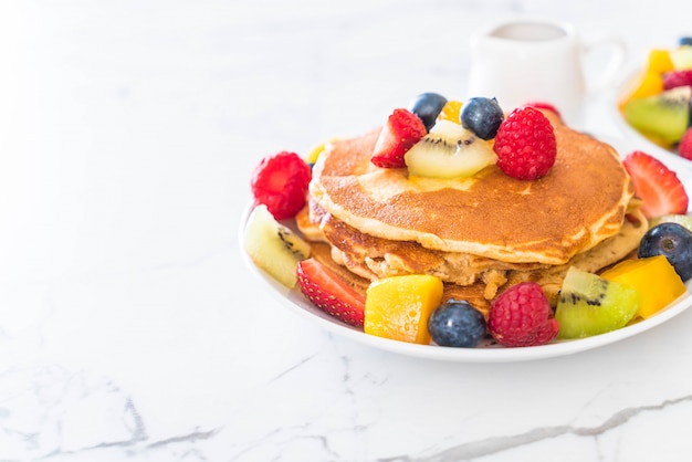 Pfannkuchen mit gemischten Früchten