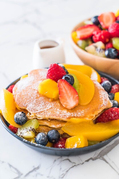 Pfannkuchen mit gemischten Früchten