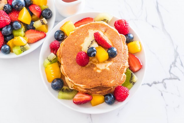 Pfannkuchen mit gemischten Früchten