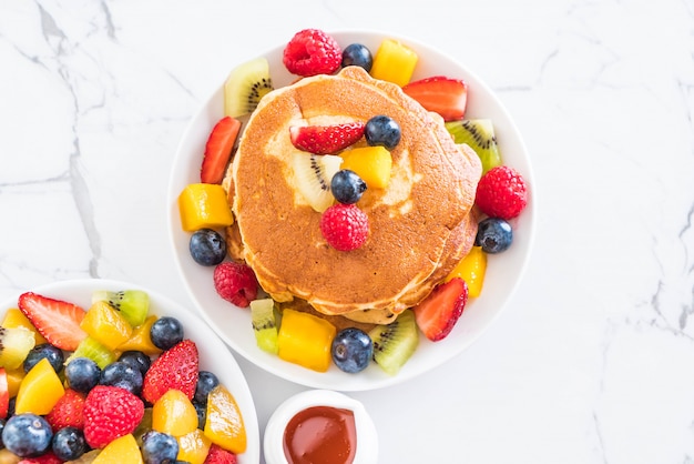 Pfannkuchen mit gemischten Früchten